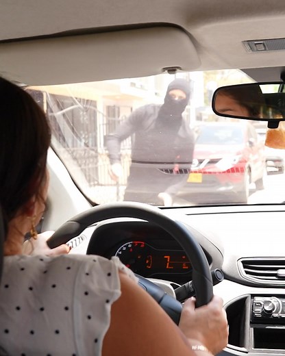 Hombre rescata a millonaria usando este ingenioso truco, parte 1 | Historias Positivas