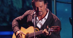 Ricardo Arjona canta "Puente" (Habana) en Premio lo Nuestro 2015