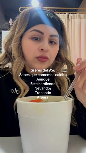Quien más come caldo aunque esté hardiendo afuera 🤣🤭#956 #rgv #mexican #fypシ゚viral #fyp