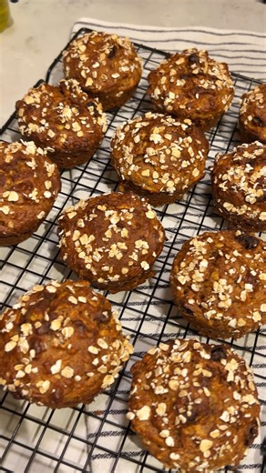 Jessica Goh | Online Health & Fitness Coach 🌿 on Instagram: "muffins are the perfect quick breakfast and who doesn’t love an autumn muffin 🍂 these are my apple & cinnamon muffins 🍎 perfect for breakfast or a little snack NUTRITION PER MUFFIN: 👉🏽 178 calories 👉🏽 6.5g protein 👉🏽 26g carbs 👉🏽 4.3g fat 👉🏽 2.5g fibre INGREDIENTS: 275g grated apple (about 4 small abouts) 260g high protein/fat free v