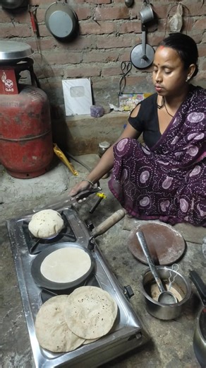 #bhojan banate hue #kaushilya #roti #shortvideo #viralshort #short #s #khana #shortsvideob