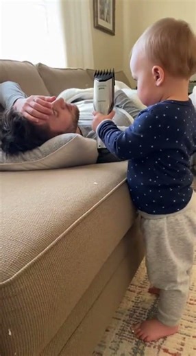 Dad sleeping peacefully… baby plotting 😎#viralvideo #funny