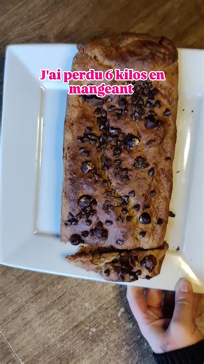 Je suis Charlotte j'ai déjà perdu 6 kilos avec ma méthode perte de poids sas frustration et sans chichi ET SURTOUT sans supprimer le chocolat. Je te partage mes secrets, mes recettes express et gourmandes adaptées à toute la famille, et je te propose un programme sur mesure. Commente METHODE pour que je t'explique tout de A à Z. ABONNES-TOI POUR D’AUTRES RECETTES & CONSEILS PERTE DE POIDS 💜 🍌 Banana bread express (sans sucre raffiné) 🛒 Ingrédients * 3 bananes bien mûres * 2 œufs * 60 g de com