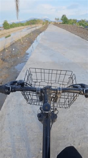 clip-4013051041-bicycle-ride-on-concrete-path