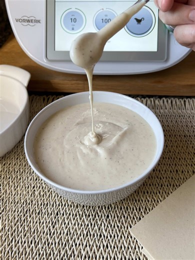 Sauce béchamel…..🥣 ✨ Une béchamel sans grumeaux, sans stress… prête en quelques minutes avec le Thermomix ! 🧈🥛 Essaie cette méthode et dis-moi si tu vois la différence 💬👇 … .. . #thermomixmaroc #béchamelmaison #saucemaison #astucecuisine #recettefacile #thermomixrecette #soumaya_thermomix