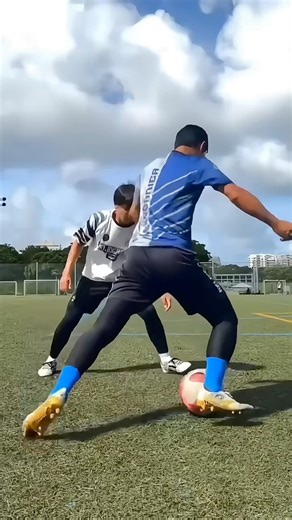 How To Do Panna Like Pele ⚽️🇧🇷 #football #soccer #skills