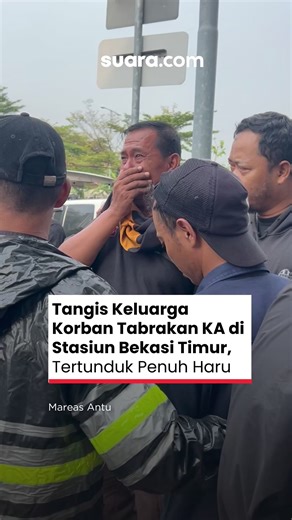 Posko pengaduan di Stasiun Bekasi Timur dipenuhi orang-orang yang mencari kepastian nasib anggota keluarganya pasca tabrakan KA Bromo Argo Anggrek dan KRL, Senin (27/4) malam. Mereka yang datang ke posko tampak ada yang menangis, kebingungan, dan terunduk lesu. Sejumlah petugas polisi tampak menenangkan para kerabat dan keluarga korban yang datang ke posko. Di saat yang sama, petugas gabungan dari Basarnas, BPBD, Polri, dan TNI masih mondar-mandir di area stasiun untuk melakukan proses evakuasi.