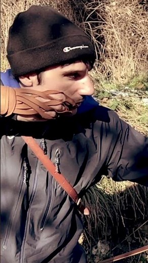 Sergio tira con il Longbow ASL in stile Howard Hill – 3D nel bosco