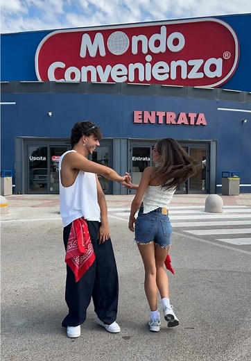 Celebra i 40 anni di Mondo Convenienza con una coreo!