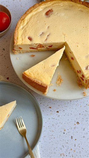 Sabrina | kochen • backen • rezepte on Instagram: "Mandarinen-Schmandkuchen ist wirklich einer dieser Kuchen, die einfach immer gehen. Cremig, unkompliziert und irgendwie mögen ihn wirklich alle 🙌 Und falls der Mürbeteig beim Reinlegen in die Form bricht: bitte ganz entspannt bleiben. Einfach wieder zusammendrücken. Nach dem Backen sieht das sowieso niemand mehr😉 Und so gehts: Mürbeteig 200 g Mehl 1 TL Backpulver 75 g Zucker 1 Ei 100 g kalte Butter 1 Päckchen Vanillezucker Zitronenabrieb und e