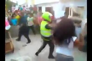 Mi cuate el gatillo viendo la riña de los vecinos jajaja #sueñenlindo | Perro noticias