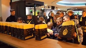 🤩 Leuchtende Kinderaugen 🎁 Unser Busfahrer Christian "Schulle" Schulz hat Kids aus dem SOS-Kinderdorf Sauerland mit seinem MANschaftsbus abgeholt und in unsere FanWelt gebracht. Und dann kamen auch noch zwei Überraschungsgäste um die Ecke... 😇 | Borussia Dortmund