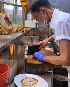 Super popular Boneless Chicken Rice since 1980 that always has a snaking queue 🤩 | Singapore Foodie