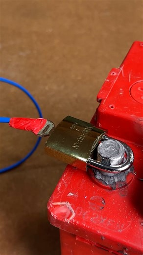 Entice Studio on Instagram: "Battery terminal connection using padlock #battery #terminal #connections #trick"