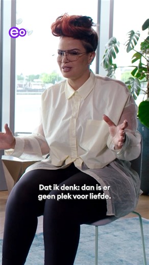 “Als je vol van liefde zit, dan is je leven ook vol.” 💜 Eva Simons vertelt in ‘Adieu God’ over haar dochter en dat ze nu eindelijk weet wat onvoorwaardelijke liefde is. 📺 Het hele gesprek met Eva kijk je terug op NPO Start. | Eva
