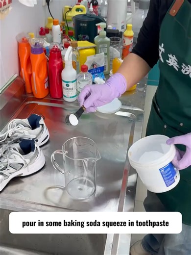 How to clean mesh shoes? Do your mesh shoes get dirty after just a few wears, and turn yellow even after brushing? Today I’ll teach you one trick to solve it easily! #TipsSharing #LaundryTips #ProfessionalShoeCleaning #ShoeBrushing #MeshShoes