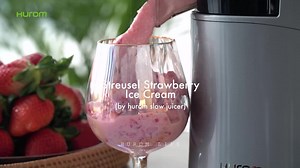 Hurom Slow Juicer - Streusel Strawberry milk icecream 'Strawberry', a fruit that calls spring. Make strawberry ice cream topped with savoury streusel. A sweet and refreshing strawberry ice cream made with frozen yoghurt or milk and fresh strawberries. Freshly baked and topped with savoury streusel, the perfect dessert is done. Mix streusel and strawberry ice cream with a bite! Made with Hurom to make it softer and healthier. Enjoy nature as it is. Crumble: butter 60g, soft flour 120g, peanut but