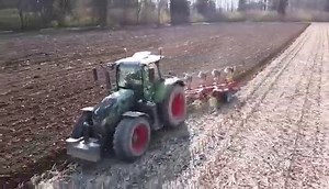 Ein #Fendt 724 SCR am pflügen, danke an Martin Gomig für das Video per Nachricht. | profi