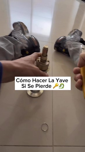 36K views · 213 reactions | Cómo hacer una llave de tu puerta cuando se pierden 螺How to make a key to your door when they get lost 螺 #puertas #tips #craft #carpinteria #llaves | Cerrajeros Master Locks | Facebook