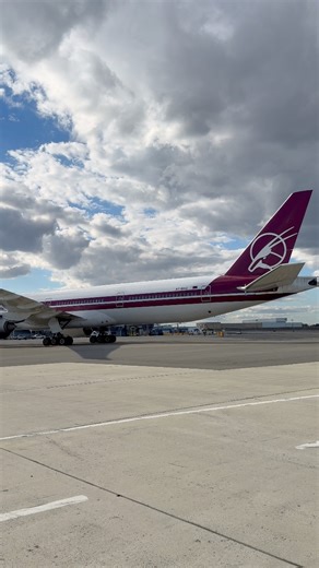 Qatar B777 retro arriving to terminal 8 at JFK #qatar #b777 #jfkairport #boeing #qatarairways | Spottinplanes