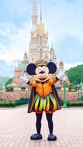 Are you ready🎃? 仲有幾日就係 #DisneyHalloweenTime 喇！米奇、米妮、Duffy同LinaBell急不及待大跳詭趣新舞步，準備同大家喺「米奇Halloween玩轉大街派對」一齊跳🪇🎶！ 📣多人同行即享低至8折門票優惠，快啲約埋朋友反轉迪士尼🥰！ 👉🏻9月13號起，反轉迪士尼🎃：http://x.hkdl.hk/3MEue9x *優惠受條款及細則約束，詳情請瀏覽樂園網站。 Are you ready for #DisneyHalloweenTime 🎃? Mickey, Minnie, Duffy, and LinaBell are all set to show off their new Halloween dance moves at Main Street, U.S.A.🪇🎶 Jump, shout, howl and scream with us🎉! 📣Gather your family and friends to enjoy up to 20% off group tickets for Disney Hallo