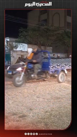 أسر ضحـ.ـايا حادث تصادم سيارة نصف نقل مع ملاكي وتوك توك يترقبون خروج الجثامين تصوير: صهيب حمزاوي | المصري اليوم