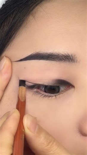 85K views · 11K reactions | Pencil LINK IN BIO This eyeliner trick is a game-changer—stamp, drag, blend, done! A little curve here, a shimmer there, and suddenly your eyes look bigger, brighter, and more lifted. Whether you're going for sweet or bold, this one technique does it all. Try it and thank yourself later! | Easy Drawing Ideas | Facebook