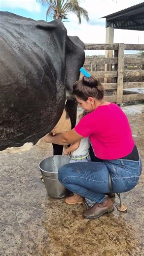 Heartwarming Moment: Mom Teaching Her Little Girl How to Milk a Cow 🐄🥛 #villagelife