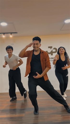 Jeffrey Castillo | Un poquito de mi clase de hoy reemplazando al gran @cristiansanchezsn 📍: @jp.danceacademy Mambo Magic Shines ✨❤️‍🔥 #salsa #mambo #on2... | Instagram
