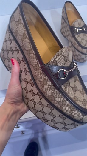 More of that new @gucci platform from the brand’s spring ‘24 collection, the debut of creative director Sabato De Sarno. The designer took things up a few notches on Gucci’s signature Horsebit loafer. And while the overall look was more stripped back than previous seasons and designers, there was still some sparkle in the accessories to go with all that glossy red. 🎥 @shannonadducci | Footwear News