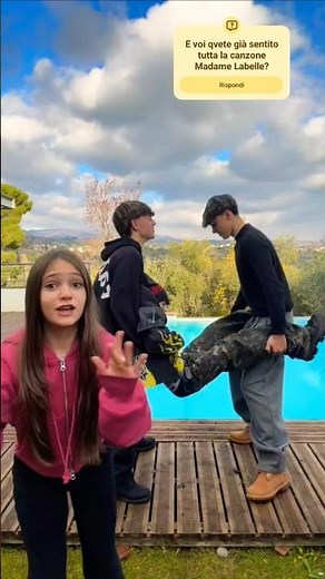 Cri and Fabio want to throw Lollo into the pool to celebrate the new Breakfast Club song! 😱