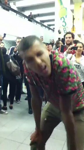 Stromae chante dans le metro de Montreal