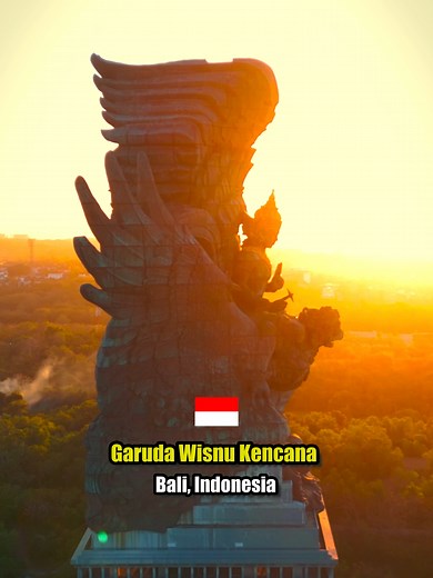 One of the largest statues on Earth. Garuda Wisnu Kencana towers over Bali, representing Vishnu riding Garuda — the protector of the world. A human-made monument so massive it looks unreal. 📍 Bali, Indonesia L’un des plus grands monuments humains au monde. Garuda Wisnu Kencana représente le dieu Vishnu chevauchant Garuda, symbole de protection et d’équilibre. Une statue tellement immense qu’elle paraît irréelle. 📍 Bali, Indonésie หนึ่งในอนุสาวรีย์ที่ยิ่งใหญ่ที่สุดในโลก Garuda Wisnu Kencana แสด