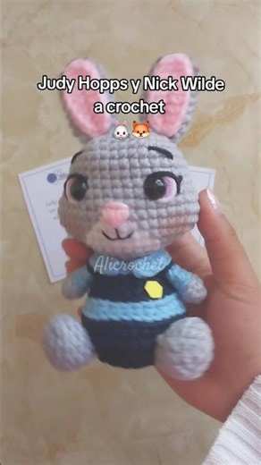 Judy Hopps y Nick Wilde a crochet 🐰🦊 El tutorial es de @AmisTejiendoMomentos 🥰🧶#crochet #zootopia