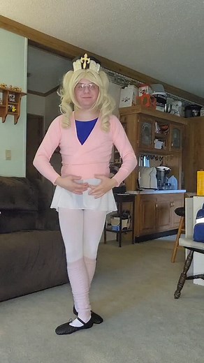 Barbara is always focused with her Ballet dancing during class. 😉❤️👍🩰 Royal Blue Ballet Leotard by @capezio White Dance Tights bought at @discountdance Black Ballet slippers by Bloch Wig by @fmanime Wrap Skirt, Wrap Sweater and Leg Warmers bought off of @amazon #barbara #barbaracosplay #barbaragenshinimpact #barbaragenshinimpactcosplay #genshinimpact #genshinimpactcosplay #gamecosplay #hoyoverse #hoyoversecosplay #ballet #balletcosplay #ballerina #ballerinacosplay #dance #dancecosplay #cospla