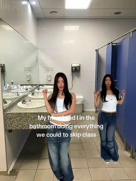 Desafío en el baño: ¿lograremos escapar de clases?