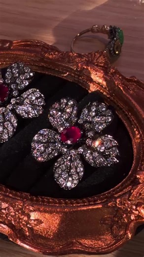 Sunlight is the best filter 🌸 This ruby looks really red to the naked eye, but it looks so ugly in the photo.#art #jewelry #victorian #antique #brooch