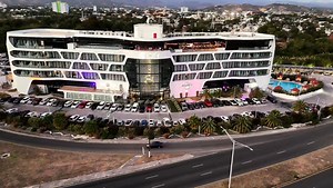 Disfruta del Hotel Aloft Ponce y sus Facilidades: 🎰Casino BonVoyage 🎸Hard Rock Cafe Restaurant 🏊‍♂️2 Piscinas 🕹️Arcade/🎮Game Room 🪩Ballroom & Event Venues 🍹Rooftop Bar & ☀️Rooftop Pool 🎁Rock Shop by Hard Rock 🥩Nook Restaurant 🍸WXY Z Lobby Bar 🛍️Re-Fuel Market 🌳Outdoor Green Patio 🎶Lobby DJ & 😎Entertainment 🎱Pool Table & 👾Lobby Games 🍳Breakfast Buffet 🅿️Free Parking & 📶Free Wifi 🌮Órale Órale Restaurant 🏋️‍♂️Gym 💆‍♂️Spa & Beauty Salon 🎨Art Gallery 🎸Live Music Everyday 🥂Cas