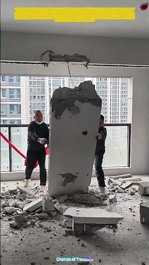 Démolition du mur en béton : Comment les ouvriers transforment l'espace intérieur