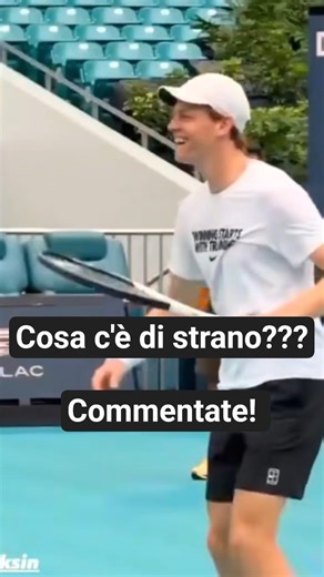 Cosa c'è di strano? #sinner #sporthighlight #sportsnews #tennis #shorts #tennisnews #tennisplayer