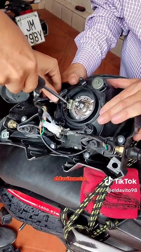 Reemplazo e instalación de foco LED H4 tipo lupa en moto: Guía rápida