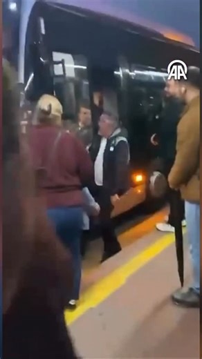 3.4K views · 2K reactions | İstanbulluların metrobüs çilesi… Bu sabah arızalanan bir metrobüs nedeniyle seferler aksayınca ortaya bu görüntüler çıktı. | İstanbul Gündem | Facebook
