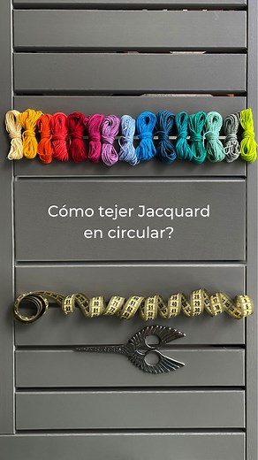 Cómo tejer Jacquard en circular? ✨✨✨ Lo primero que vas a necesitar es tener tu diagrama cerca (yo tengo el mío dibujado en mi cuaderno de tejido) ✨✨✨ Vas a leer siempre de derecha a izquierda si estás tejiendo por el derecho. (Y si estuviéramos tejiendo en plano: de izquierda a derecha por el revés) ✨✨✨ Aquí no es necesario, porque estoy tejiendo circular: siempre por el derecho! Esto lo hace mucho más fácil! Nunca doy vuelta el tejido. ✨✨✨ La hebra del color de fondo la paso siempre por arriba