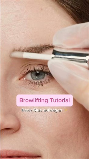 Browlifting Tutorial Step 1: Augenbrauen mit dem Kleber fixieren ✨ Jetzt ganzes Tutorial schauen!