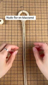 Nudo de flor en macramé Con sólo cuerdas y tus manos podrás crear hermosos diseños en macramé. Si quieres aprender este nudo paso a paso y descubrir cómo integrarlo en tus proyectos decorativos, ¡este curso es para ti! 🧵✨ 👉 Inscríbete hoy y comienza a crear magia con tus manos: https://go.hotmart.com/R91835221I?ap=b204🎓🌿 #macrameespaña #macramecoaster #macrameitalia #macramecolombia #macramecoasters #macramemovement #macramechile #macrametutorial #macramedecor #bohemianchic #reelsviralシfb |