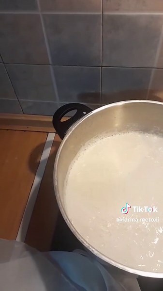 κάνω μυζηθρα εύκολα και γρήγορα!!#φαρμαμετοχι #ζωηστοχωριο #επαρχια #τυρι #μυζηθρα #φτιαξτομονοςσου #γαλα #viral #foryou #ουκρανια