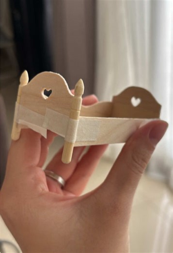 I finally started building the tiny bedroom in my dollhouse 🥰 What color would you choose for the bed? I’m thinking green, but I’m not sure 🤔 #diorama #craftideas #dollhouseminiatures #miniatures #miniatureworld