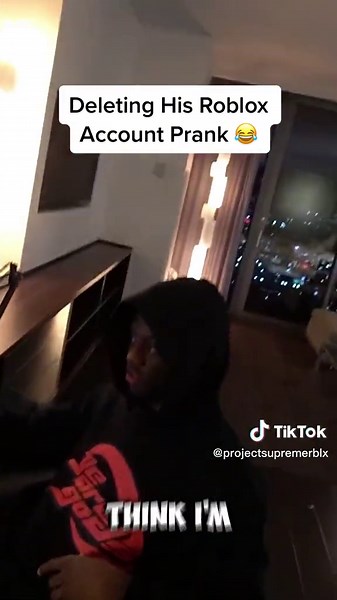Pranking Friend by 'Deleting His Roblox Account' 😂