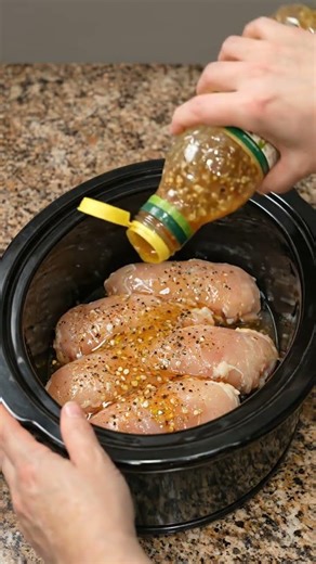 3-Ingredient Italian Chicken (Slow Cooker) 🍗🌿