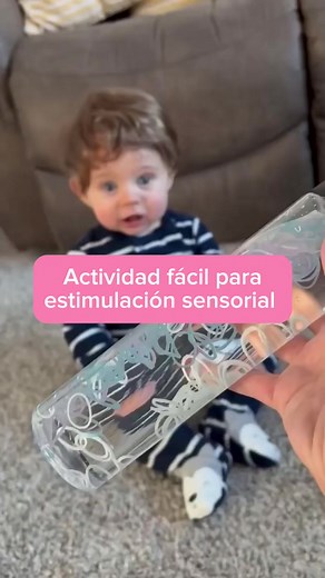 🧠✨ La estimulación sensorial es la base del desarrollo cerebral Cuando tu bebé explora esta botella sensorial: 👂 escucha sonidos ✋ siente texturas 👀 observa movimientos 🧠 y su cerebro integra toda esa información para aprender No es solo entretenimiento. Es desarrollo neurológico, atención y regulación sensorial desde los primeros meses. 💡 La estimulación sensorial bien guiada ayuda a tu bebé a comprender el mundo, organizar sus sentidos y fortalecer su aprendizaje futuro. 👇 ✨ En mis guías